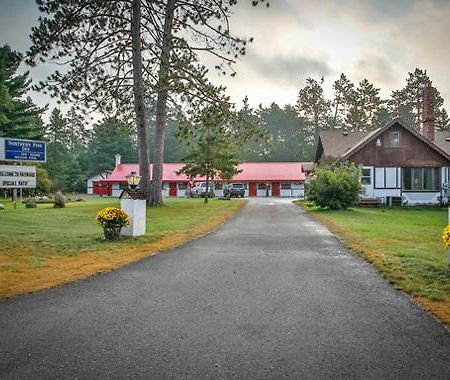 Northern Pine Inn Hayward Bagian luar foto