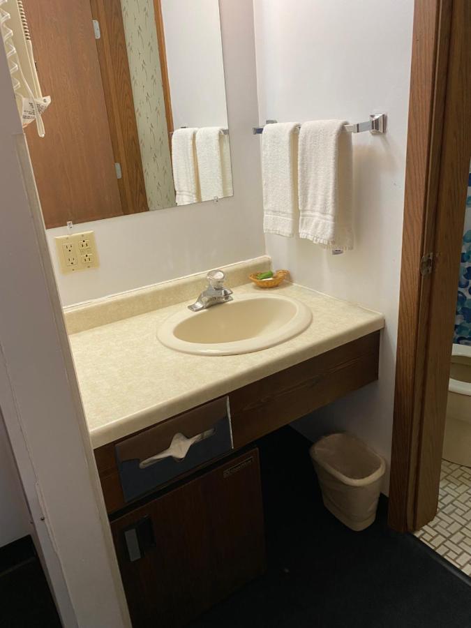 Northern Pine Inn Hayward Bagian luar foto
