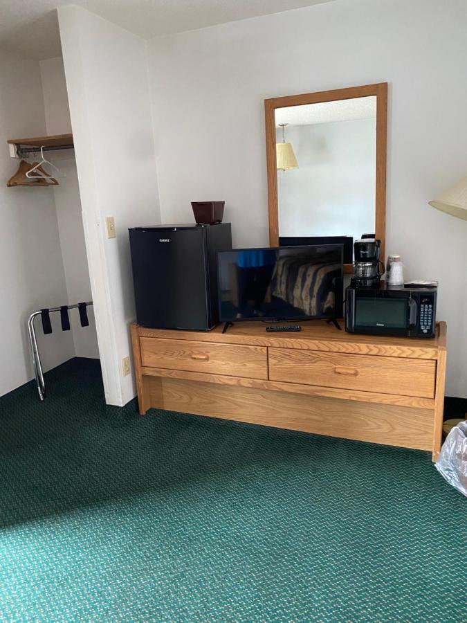 Northern Pine Inn Hayward Bagian luar foto