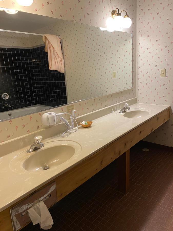 Northern Pine Inn Hayward Bagian luar foto