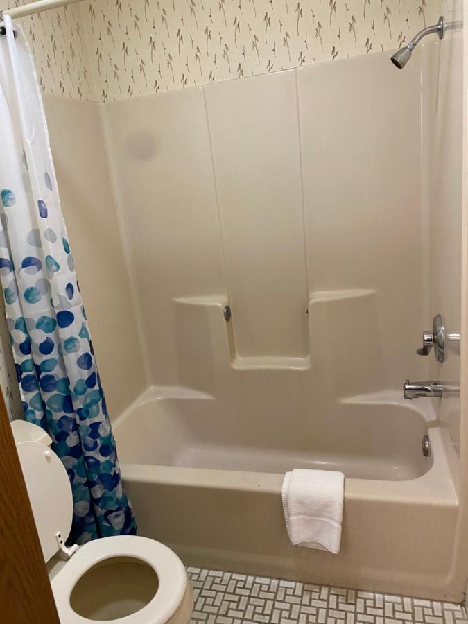 Northern Pine Inn Hayward Bagian luar foto