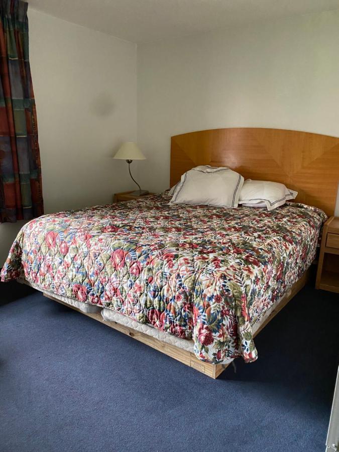 Northern Pine Inn Hayward Bagian luar foto