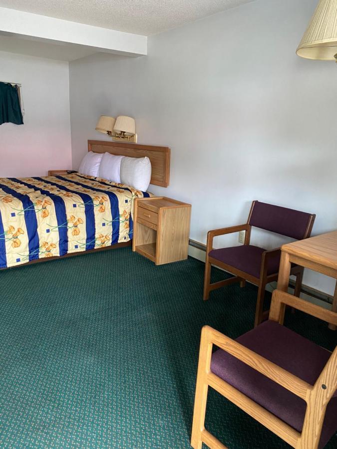 Northern Pine Inn Hayward Bagian luar foto