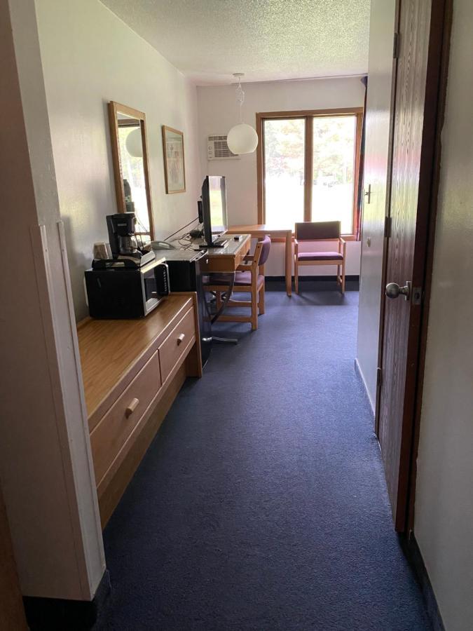 Northern Pine Inn Hayward Bagian luar foto