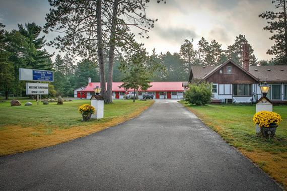 Northern Pine Inn Hayward Bagian luar foto